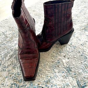 🔥Vero Cuoio croc leather boots, size 38